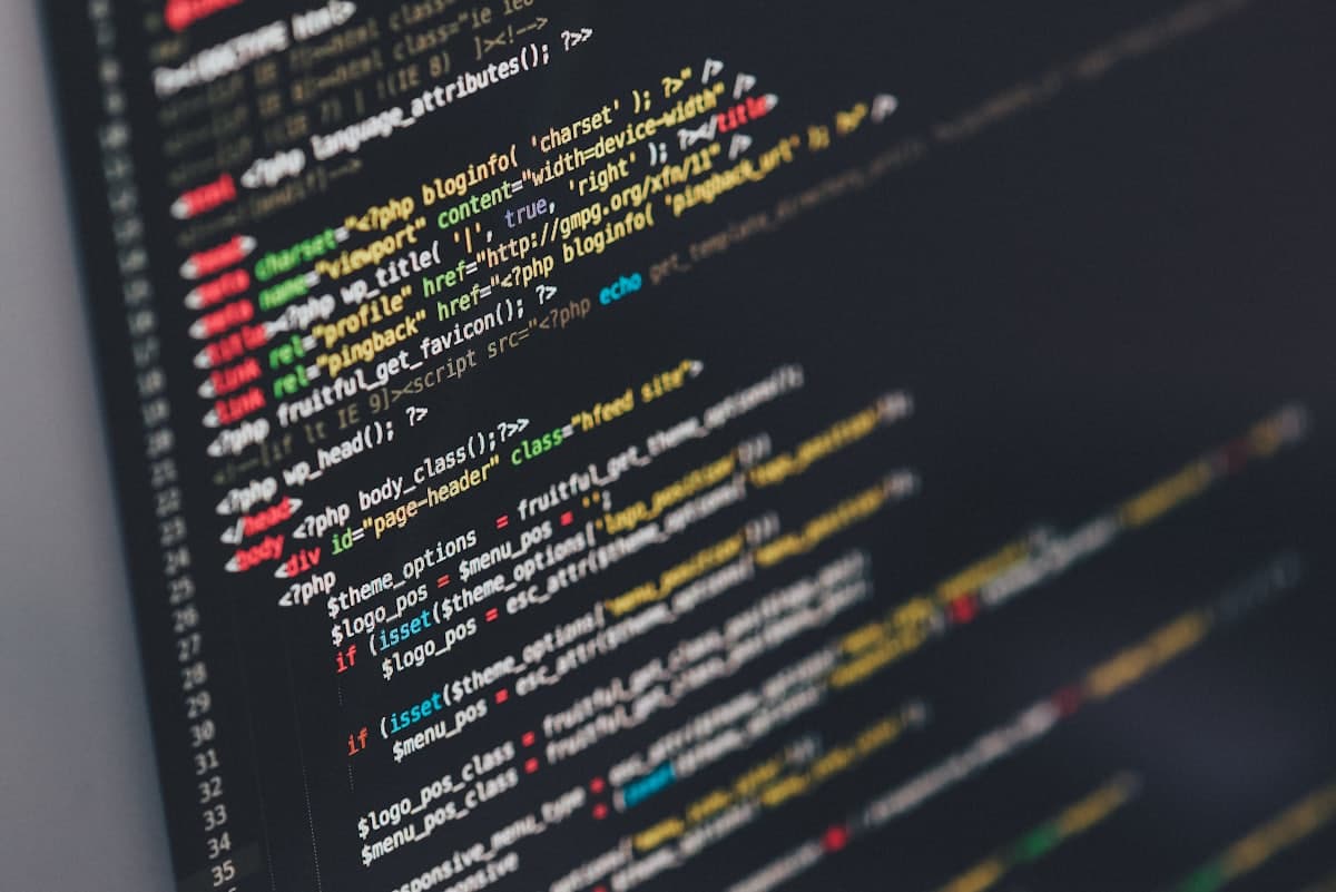 Gros plan sur un écran de code, clavier au premier plan